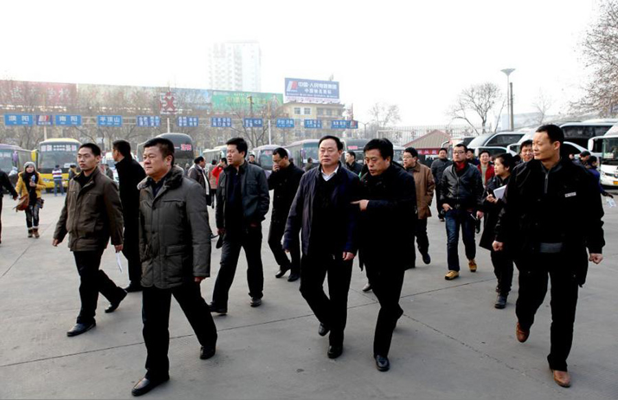 2012年1月12日，洛陽市政府副市長宋殿宇（右三）到洛陽汽車站檢查春運工作。
